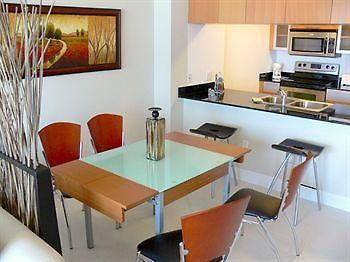 Opera Suites And Marina Доръл Екстериор снимка
