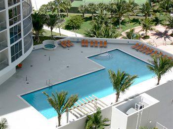 Opera Suites And Marina Доръл Екстериор снимка