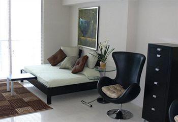 Opera Suites And Marina Доръл Екстериор снимка