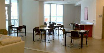 Opera Suites And Marina Доръл Екстериор снимка