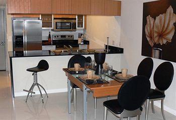 Opera Suites And Marina Доръл Екстериор снимка