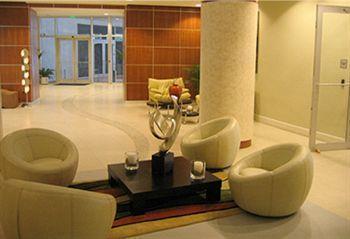 Opera Suites And Marina Доръл Екстериор снимка
